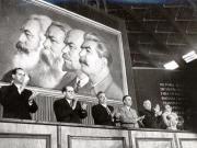 Gheorghe Gheorghiu –Dej, Al. Moghioroş, Gh. Stoica, Vasile Luca, Chişinevselu Iosif, Ana Pauker în prezidiul adunării solemne convocată în cinstea celei de-a 30 –a aniversări a întemeierii P.C.R.  – sala de expoziţii din parcul de cultură ţi odihnă). (8.05.1951).