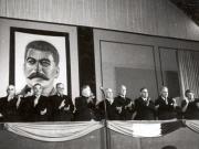 Gheorghe Gheorghiu –Dej, Petru Groza, Vasile Luca, Ana Pauker, C.I.Parhon, M. B. Mitin, Kavtaradze, K.E. Vorosilov, Chişinevselu Iosif în prezidiul adunării festive convocată în cinstea celei de-a 7 –a aniversări a eliberării României (Sala de expoziţii din Parcul de cultură şi odihnă). (22.08.1951).