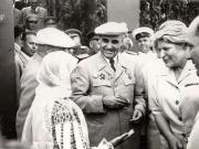 Gheorghe Gheorghiu –Dej, Ana Pauker, C. Pârvulescu, Teohari Georgescu şi alte persoane întreţinându-se cu mama lui C. Pârvulescu cu prilejul sărbătoririi zilei de 23 august 1951. (23.08.1951).