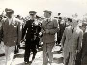 Gheorghe Gheorghiu –Dej, Petru Groza, K.E. Vorosilov, Teohari Georgescu  în vizită la Gospodăria Agricolă Colectivă . „Drumul lui Lenin”, satul Livedea, reg. Bucureşti. (24.08.1951).