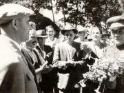 Gheorghe Gheorghiu –Dej şi delegaţia sovietică condusă de mareşalul K.E. Vorosilov care a participat la sărbătorirea zilei de 23 august, făcând o vizită la G.A.C. „Drumul lui Lenin”, satul Livedea, reg. Bucureşti. (24.08.1951).