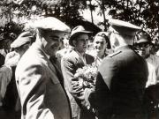 Gheorghe Gheorghiu –Dej şi delegaţia sovietică condusă de mareşalul K.E. Vorosilov care a participat la sărbătorirea zilei de 23 august, făcând o vizită la G.A.C. „Drumul lui Lenin”, satul Livedea, reg. Bucureşti. (24.08.1951).