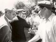 Gheorghe Gheorghiu –Dej, Petru Groza şi conducătorul delagaţiei sovietice, mareşalul K.E. Vorosilov care a participat la sărbătorirea zilei de 23 august, făcând o vizită la G.A.C. „Drumul lui Lenin”, satul Livedea, reg. Bucureşti. (24.08.1951).
