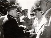 Gheorghe Gheorghiu –Dej strânge mâna colectiviştilor cu prilejul vizitei făcute la G.A.C. „Drumul lui Lenin”, satul Livedea, reg. Bucureşti. (24.08.1951).