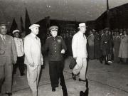 Gheorghe Gheorghiu –Dej, Petru Groza, Kavtaradze S.I şi alte persoane sosind pe aeroportul Băneasa, unde au condus pe K.E. Vorosilov, conducătorul delegaţiei guvernamentale sovietice, care a vizitat ţara noastră cu prilejul sărbătoririi zilei de 23 august. (25.08.1951).