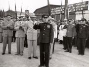 Mareşalul K.E. Vorosilov răspunzând ovaţiilor entuziaste ale mulţimii venită pe aeroportul Băneasa pentru a saluta plecarea delegaţiei guvernamentale sovietice, care a vizitat ţara noastră cu prilejul sărbătoririi zilei de 23 august 1951. Se aflau de faţă: Gheorghe Gheorghiu –Dej, Petru Groza, Chivu Stoica, Kavtaradze S.I., ş.a.        (25.08.1951).