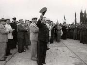 Mareşalul K.E. Vorosilov răspunzând ovaţiilor entuziaste ale mulţimii venită pe aeroportul Băneasa pentru a saluta plecarea delegaţiei guvernamentale sovietice, care a vizitat ţara noastră cu prilejul sărbătoririi zilei de 23 august 1951. Se aflau de faţă: Gheorghe Gheorghiu –Dej, Petru Groza, Chivu Stoica, Kavtaradze S.I., Vasile Luca, Teohari Gerogescu, Ana Pauker, Al. Leuconis, ş.a.     (25.08.1951).