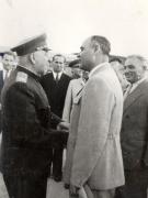 Gheorghe Gheorghiu –Dej (alături de Al. Moghioroş, Gh. Pintilie, Vasile Luca), dând mâna cu mareşalul K.E. Vorosilov, conducătorul delegaţiei guvernamentale sovietice, care a părăsit ţara noastră după vizita făcută cu prilejul sărbătoririi zilei de 23 august 1951 (Aeroportul Băneasa. (25.08.1951).