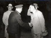 Gheorghe Gheorghiu –Dej (alături de Petru Groza), dând mâna cu mareşalul K.E. Vorosilov, conducătorul delegaţiei guvernamentale sovietice, care a părăsit ţara noastră după vizita făcută cu prilejul sărbătoririi zilei de 23 august 1951 (Aeroportul Băneasa). (25.08.1951).