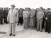 Aspect de pe aeroportul Băneasa, unde Petru Groza urează drum bun lui K.E. Vorosilov care ne-a vizitat ţara cu prilejul sărbătoririi zilei de 23 august 1951. Au fost prezenţi: Gheorghe Gheorghiu –Dej, Emil Bodnăraş,  Leontin Sălăjan, Kavtaradze S.I., Ana Pauker, Vasile Luca, Teohari Gerogescu). (25.08.1951).