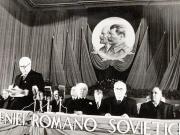 Gheorghe Gheorghiu –Dej, M. Sadoveanu, C.I.Parhon, V.P.Nichitin conducătorul delegaţiei sovietice care ne vizitează ţara, şi alte persoane în prezidiul adunării festive de la Ateneu, cu prilejul deschiderii lunii prieteniei româno-sovietice.  (8.10.1951).