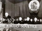 Gheorghe Gheorghiu –Dej, M. Sadoveanu, C.I.Parhon, V.P.Nichitin conducătorul delegaţiei sovietice care ne vizitează ţara, şi alte persoane în prezidiul adunării festive de la Ateneu, cu prilejul deschiderii lunii prieteniei româno-sovietice.  (8.10.1951).