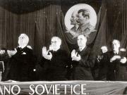 Gheorghe Gheorghiu –Dej, M. Sadoveanu, C.I.Parhon, V.P.Nichitin conducătorul delegaţiei sovietice care ne vizitează ţara, şi alte persoane în prezidiul adunării festive de la Ateneu, cu prilejul deschiderii lunii prieteniei româno-sovietice.  (8.10.1951).