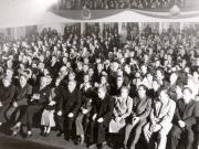 Gheorghe Gheorghiu –Dej în mijlocul unui public numeros, alături de Ana Pauker, Petru Groza, Chişinevselu Iosif, Vasile Luca, Chişivneselu Liuba, Gh. Apostol, Chivu Stoica, Teohari Georgescu, asistă la reprezentaţia de gală dată de ansamblul de dansuri populare din U.R.S.S., care ne-a vizitat ţara (Sala Teatrului Armatei). (20.10.1951).