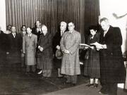 Gheorghe Gheorghiu –Dej, C.I.Parhon, Teohari Georgescu, Kavtaradze S.I., la deschiderea festivă a expoziţiei „Aspecte din construirea comunismului în U.R.S.S.” – vorbeşte prof. N.K.Goncearov, doctor în ştiinţe pedagogice, membru al delegaţiei oamenilor de ştiinţă, artă şi cultură din U.R.S.S. (pavilionul din Bd. G-ral Magheru). (5.11.1951).