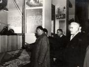 Gheorghe Gheorghiu –Dej, Kavtaradze S.I şi alţi oaspeţi cercetând exponatele la expoziţia „Aspecte din construirea comunismului în U.R.S.S.”  (pavilionul din Bd. G-ral Magheru). (5.11.1951).