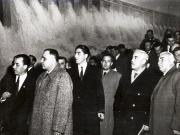 Gheorghe Gheorghiu –Dej, Kavtaradze S.I, Leonte Răutu şi alţi oaspeţi cercetând exponatele la expoziţia „Aspecte din construirea comunismului în U.R.S.S.”  (pavilionul din Bd. G-ral Magheru). (5.11.1951).