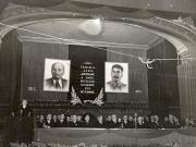 Gheorghe Gheorghiu –Dej, Lothar Rădăceanu, Florin Dănălache, Al. Moghioroş, Chişinevselu Iosif, C.I. Parhon, Kavtaradze S.I,  Vasile Luca, Ana Pauker (vorbind), Petru Groza, Nichitin în prezidiul şedinţei solemne consacrată celei de-a 34-a aniversări a Marii Revoluţii Socialiste din Octombrie (Sala Ateneului R.P.R.). (6.11.1951).