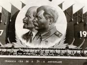 Gheorghe Gheorghiu –Dej, C.I. Parhon, Kavtaradze S.I, Ana Pauker,  Petru Groza, Teohari Georgescu, V.P. Nichitin, M.B. Mitin, Chişinevselu Iosif, Miron Constantinescu, Chivu Stoica în tribuna oficială la demonstraţia organizată cu prilejul celei de-a 34-a aniversări a Marii Revoluţii Socialiste din Octombrie (Piaţa Aviatorilor). (7.11.1951)