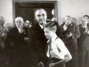 Cu prilejul împlinirii a 50 de ani de la naşterea sa, Dej este felicitat de pionieri (la sediul C.C. al P.M.R.). Au mai fost prezenţi: Ana Pauker, Teohari Georgescu, Vasile Luca, Dumitru Petrescu. (8.11.1951).