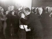Cu prilejul împlinirii a 50 de ani de la naşterea sa, Gheorghe Gheorghiu –Dej este felicitat de pionieri (la sediul C.C. al P.M.R.). (8.11.1951).