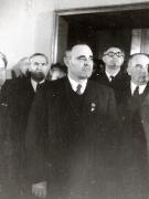 Gheorghe Gheorghiu –Dej la sediul C.C. al P.M.R. în prezenţa conducătorilor de partid şi de stat, primeşte felicitări cu prilejul zilei sale de naştere şi a decorării sale cu Medalia de Aur „Secera şi Ciocanul”. Au mai fost prezenţi: Lothar Rădăceanu, P.Constantinescu - Iaşi, Miron Constantinescu. (8.11.1951).