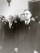 Gheorghe Gheorghiu –Dej la sediul C.C. al P.M.R. în prezenţa conducătorilor de partid şi de stat, primeşte felicitări cu prilejul zilei sale de naştere şi a decorării sale cu Medalia de Aur „Secera şi Ciocanul”. Au mai fost prezenţi: C.I. Parhon, Liuba Chişinevselu, M. Sadoveanu, P.Constantinescu – Iaşi. (8.11.1951).