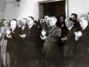 Gheorghe Gheorghiu –Dej la sediul C.C. al P.M.R. în prezenţa conducătorilor de partid şi de stat, primeşte felicitări cu prilejul zilei sale de naştere şi a decorării sale cu Medalia de Aur „Secera şi Ciocanul”. Au mai fost prezenţi: Liuba Chişinevselu, Miron Constantinescu, Vasile Luca, C.I.Parhon, Dumitru Petrescu, Petru Groza, Ana Pauker, Teohari Georgescu, Leonte Răutu, Gh. Vasilichi, Gh. Apostol, M. Sadoveanu. (8.11.1951).