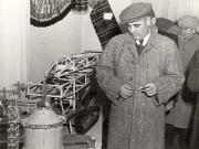 Gheorghe Gheorghiu –Dej vizitând sălile unde sunt expuse darurile trimise de oamenii muncii în cinstea celei de-a 50-a aniversări a zilei sale de naştere. (8.11.1951).