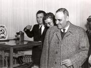 Gheorghe Gheorghiu –Dej vizitând sălile unde sunt expuse darurile trimise de oamenii muncii în cinstea celei de-a 50-a aniversări a zilei sale de naştere. (8.11.1951).