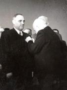 Aspect de la solemnitatea care a a vut loc la Prezidiul M.A.N. cu prilejul atribuirii titlului de „Erou al Muncii Socialiste” şi a decorării cu Medalia de Aur „Secera şi Ciocanul” a lui Gheorghe Gheorghiu –Dej. (8.11.1951).