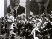 Tribuna oficială cu prilejul mitingului oamenilor muncii din Capitală, consacrată sărbătoririi zilei de 1 Mai. Sunt prezenţi: Gheorghe Gheorghiu –Dej, Petru Groza, Gh. Tătărăscu, Kavtaradze, Sasaikov, Şt. Voitec, Chivu Stoica, Ion Pas, Ana Pauker, Al. Moghioroş. (01.05.1946).