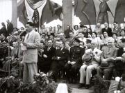 Tribuna oficială cu prilejul mitingului oamenilor muncii din Capitală, consacrată sărbătoririi zilei de 1 Mai. Sunt prezenţi: Gheorghe Gheorghiu –Dej, Petru Groza, Gh. Tătărăscu, Kavtaradze, Sasaikov, Şt. Voitec, Chivu Stoica, Ion Pas, Ana Pauker, Al. Moghioroş, G-ral Vasiliu Răşcanu, M. Ralea, Zaharia Tănase.(01.05.1946).