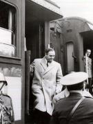 Delegaţia guvernamentală română care a participat la Conferinţa de Pace de la Paris, se întoarce în ţară - Gheorghe Gheorghiu –Dej coborând din tren în Gara Predeal, unde a avut loc un miting în cinstea membrilor delegaţiei. (21.09.1946).