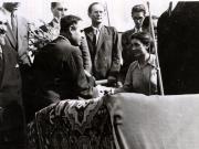 Gheorghe Gheorghiu –Dej la înapoierea de la Conferinţa Păcii de la Paris, este întâmpinat cu flori în Gara Ploieşti, unde a avut loc un miting. Mai sunt prezenţi: Şt. Voitec, ş.a. (21.09.1946).