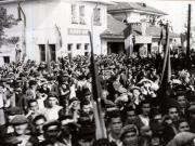 Gheorghe Gheorghiu –Dej, Şt. Voitec, Gh. Tătărăscu şi alţi membrii ai delegaţiei române la Conferinţa Păcii de la Paris se întorc în ţară. Aspect din Gara Ploieşti-Vest unde a avut loc un miting cu acest prilej. (21.09.1946).