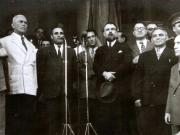 Gheorghe Gheorghiu –Dej vorbind pe peronul Gării Băneasa cu prilejul înapoierii în ţară de la Conferinţa Păcii de la Paris. Sunt de faţă: P. Groza, Th. Georgescu, V. Luca, Şt. Voitec. (21.09.1946).