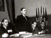 Gh. Gheorghiu–Dej vorbind la Conferinţa pe ţară a preşedinţilor şi secretarilor comitetelor judeţene electorale B.P.D., care şi-a desfăşurat lucrările în sala „Dalles” între 26-27.09.1946. Sunt prezenţi:  Miron Constantinescu, Lothar Rădăceanu, ş.a.  (26-27.09.1946).