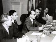 Şedinţă comună în sala cinematografului „Paris” a Comitetelor Centrale a P.C.R. şi P.S.D., în prezenţa candidaţilor comunişti şi social-democraţi, cu privire la sarcinile celor două partide pentru victoria în alegeri a B.P.D.-ului. În prezidiul şedinţei se află: Gh. Gheorghiu–Dej, Şt. Voitec, Lothar Rădăceanu, M. Constantinescu, V. Luca, ş.a. (23.10.1946).