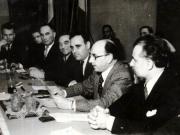 Şedinţă comună în sala cinematografului „Paris” a Comitetelor Centrale a P.C.R. şi P.S.D., în prezenţa candidaţilor comunişti şi social-democraţi, cu privire la sarcinile celor două partide pentru victoria în alegeri a B.P.D.-ului. În prezidiul şedinţei se află: Gh. Gheorghiu–Dej, Şt. Voitec, Lothar Rădăceanu, M. Constantinescu, V. Luca, Chivu Stoica, Gh. Vasilichi, ş.a. (23.10.1946).