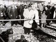 Gh. Gheorghiu–Dej taie panglica cu prilejul inaugurării viaductului de la Caracău. (10.11.1946).