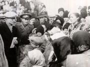 Gh. Gheorghiu–Dej la Caracău, după inaugurarea viaductului, stând de vorbă cu localnicii. (10.11.1946).