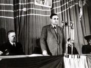Dej vorbind la întrunirea B.P.D. din sala „Savoy” despre menirea şi sarcinile intelectualităţii noastre, în noile condiţii istorice create pentru poporul român după 23.08.1944. În prezidiu: M. Sadoveanu, Prof. Al. Rosetti. L. S. Bulandra, Ing. Profiri, ş.a. (13.11.1946).