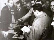 Gh. Gheorghiu–Dej dându-şi votul pentru victoria în alegeri a B.P.D. (19.11.1946).