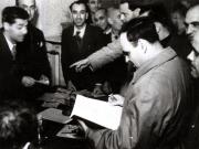 Gh. Gheorghiu–Dej dându-şi votul pentru victoria în alegeri a B.P.D. (19.11.1946).