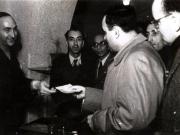 Gh. Gheorghiu–Dej dându-şi votul pentru victoria în alegeri a B.P.D. (19.11.1946).