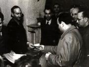 Gh. Gheorghiu–Dej dându-şi votul pentru victoria în alegeri a B.P.D. (19.11.1946).