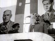 Dej vorbind la marele miting al oamenilor muncii din Piaţa Naţiunii, cu prilejul victoriei forţelor democrate în alegeri. Sunt prezenţi: P. Groza, Petre Constantinescu-Iaşi, G-ral V. Răşcanu, ş.a. (22.11.1946).