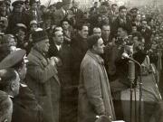 Gh. Gheorghiu–Dej vorbind la marele miting al oamenilor muncii din Piaţa Naţiunii, cu prilejul victoriei forţelor democrate în alegeri. (22.11.1946).