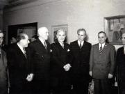 Gh. Gh.-Dej, Petru Groza, S. I. Kavtaradze, Niculi, Iosif Chişinevschi, în mijlocul delegaţiei culturale bulgare în frunte cu Sava Ganovski şi Boris Manolov, ambasadorul Bulgariei, la spectacolul de gală din sala Patria, cu prilejul săptămânii prieteniei româno-bulgare. (7 martie 1950) 